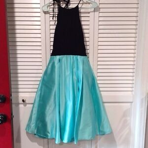 Around the neck strap dress with pockets